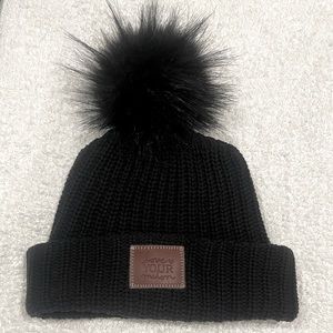 Like-New | Love Your Melon Black Pom beanie hat with detachable Pom
